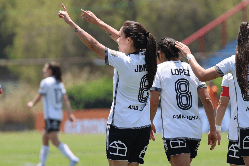 Jugadoras de Colo Colo femenino celebran su clasificación a la final del Campeonato Femenino 2024.