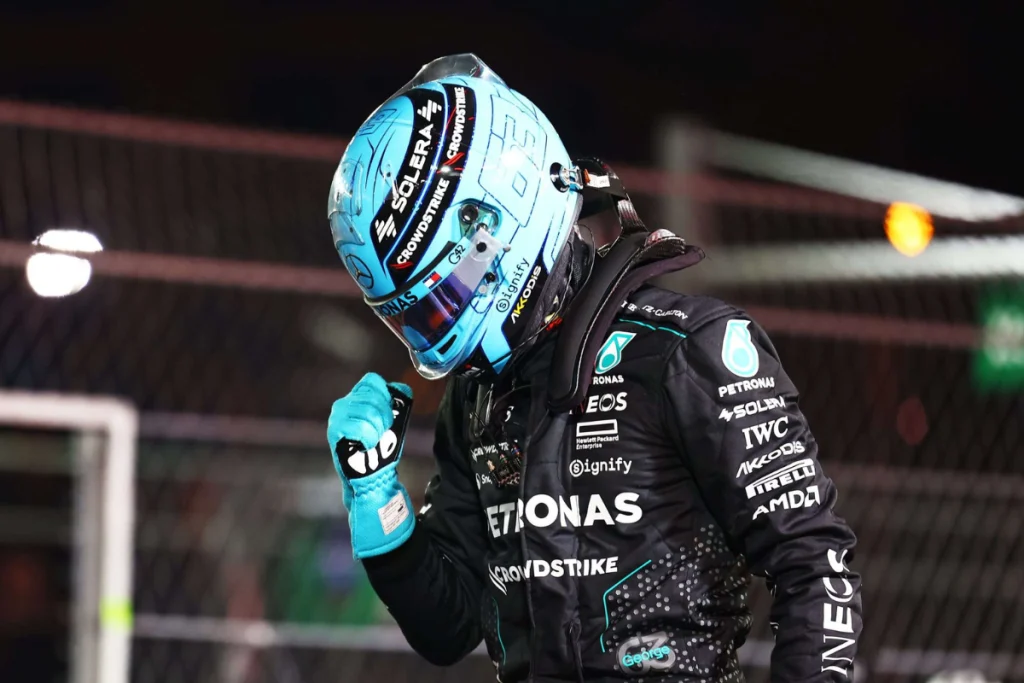 George Russell sonríe tras obtener la pole position en el Gran Premio de Las Vegas 2024.
