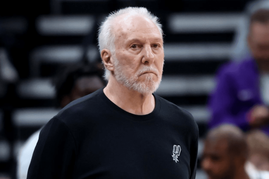 Foto de Gregg Popovich en la cancha durante un partido de los Spurs.