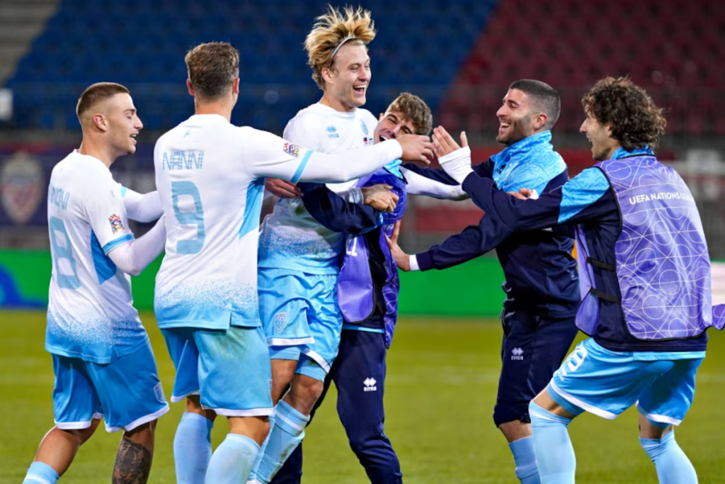 Futbolistas de San Marino celebran su histórico triunfo en la UEFA Nations League.