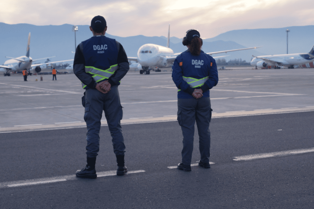 Fotografía de trabajadores de la DGAC en el aeropuerto