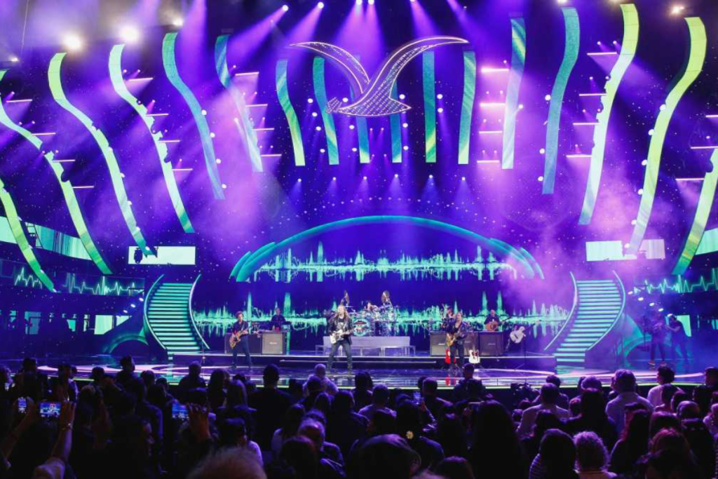 Nota Viña 2025: Vista del anfiteatro de la Quinta Vergara con el público y el escenario iluminado.