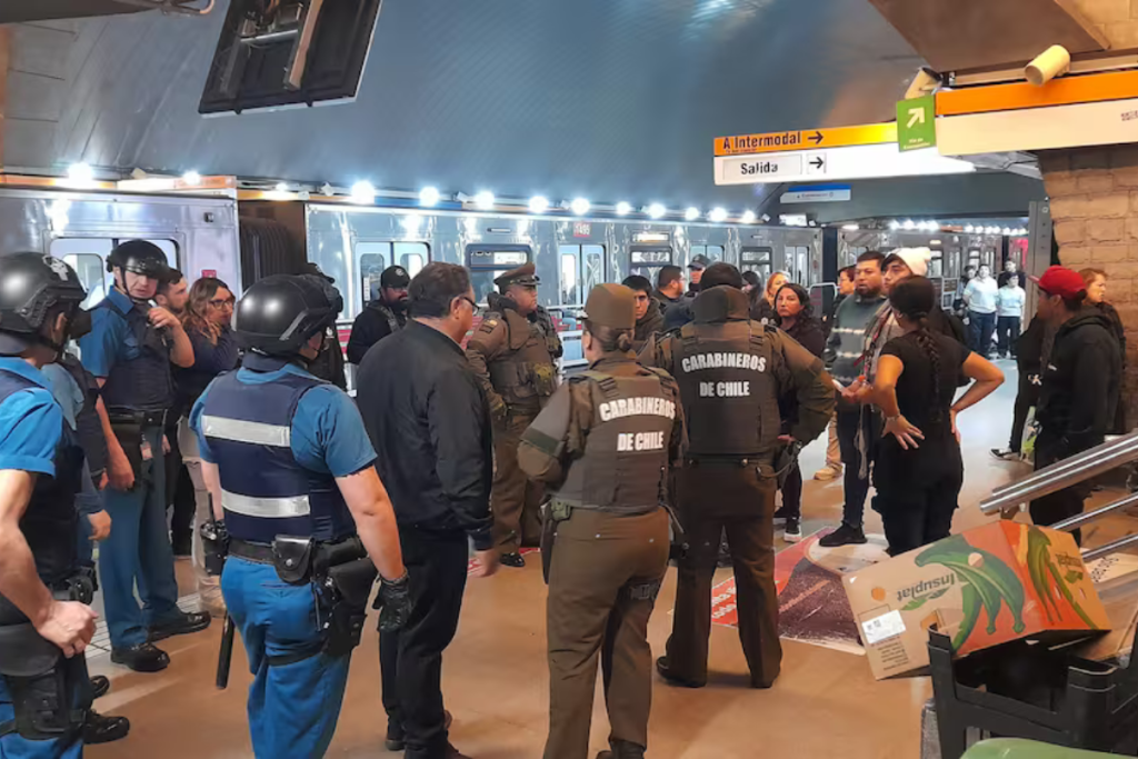 Carabineros controlando los disturbios en estación de Metro de línea 2 La Cisterna.