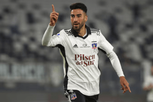 Juan MArtín Lucero celebrando un gol con Colo-Colo